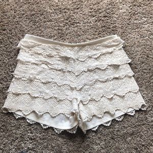 Comfortable white detailed shorts
